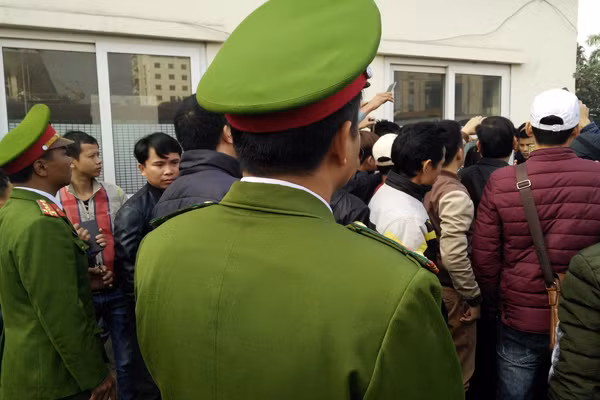 Công an được tăng cường nhằm tuyên truyền, chống kích động, giải tán đám đông, phối hợp cùng các lực lượng điều tiết, phân luồng đảm bảo an ninh trật tự xung quanh khu vực bến xe Mỹ Đình.