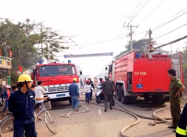 Tiếp nhận thông tin, lực lượng chức năng khẩn trương đến hiện trường cứu hỏa. Đến 16h cùng ngày đám cháy mới bị dập tắt hoàn toàn. Tuy nhiên tài sản bên trong nhà xưởng rộng khoảng 600 m2 bị thiêu rụi, hư hỏng. Không có thiệt hại về người. Ảnh: Tuổi Trẻ.