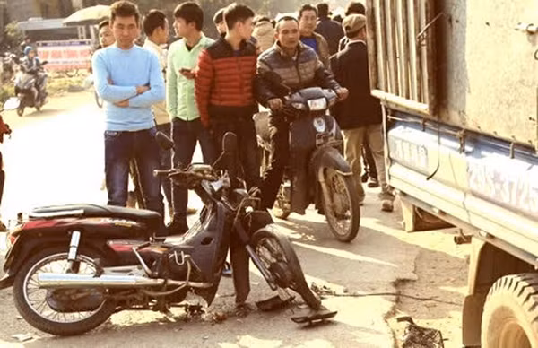 Đi chúc Tết, nhiều người trong cùng một gia đình tử vong. Khoảng 15h ngày 9/2/2016 (tức mồng 2 tết Bính Thân), trên Quốc lộ 6A đoạn qua khu vực chợ Đông Phương Yên (xã Đông Phương Yên, huyện Chương Mỹ, TP Hà Nội) xảy ra vụ tai nạn giao thông nghiêm trọng, chiếc xe tải BKS 29S – 3725 mất lái đêm vào 3 xe máy đi ngược chiều.