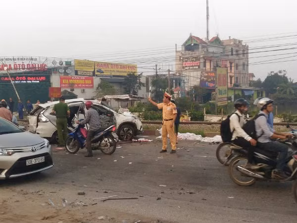  Tàu hỏa đâm ô tô, 7 người thương vong. Tai nạn tàu hỏa đâm ô tô làm 7 người thương vong xảy ra vào rạng sáng ngày 24/10/2016, trên quốc lộ 1A cũ, đoạn qua thôn Văn Giáp (Thường Tín, Hà Nội). Khoảng thời gian trên tàu hỏa đang di chuyển hướng Hà Nam – Hà Nội đã lao vào chiếc ô tô mang biển kiểm soát 30A - 602.25. Hậu quả, tai nạn đã khiến 4 người tử vong tại chỗ và 3 người khác đi cấp cứu.