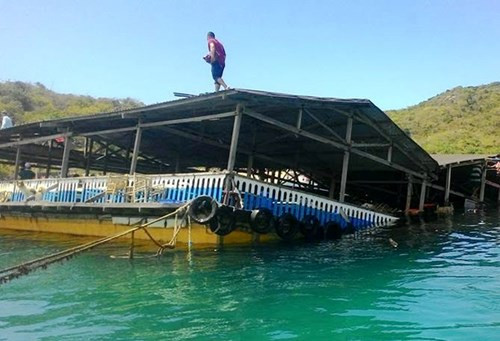  3. Sập nhà nổi ở Ninh Thuận làm nhiều người rơi xuống biển. Khoảng 10h40 ngày 23/7/2016, một nhà nổi ở vịnh Vĩnh Hy (Ninh Thuận) bất ngờ bị sập xuống biển, lúc này trên nhà nổi đang có khá đông hành khách ngồi ăn uống, vui chơi nhưng nhà nổi lại được thiết kế sơ sài.