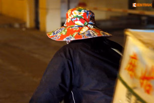 Gánh nặng "cơm áo, gạo tiền" đè nặng lên đôi vai của người phụ nữ cửu vạn.