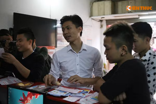 Nhiều bạn trẻ tìm đến các điểm Vietlott để mua vé số mong có cơ hội trúng thưởng.