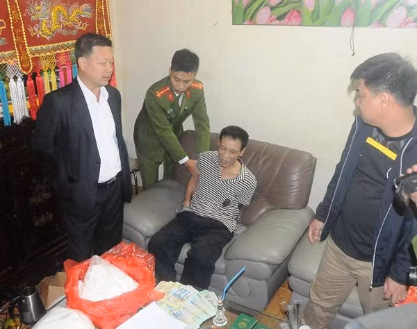 Ha Noi: Phat hien duong day mua ban 300 banh heroin