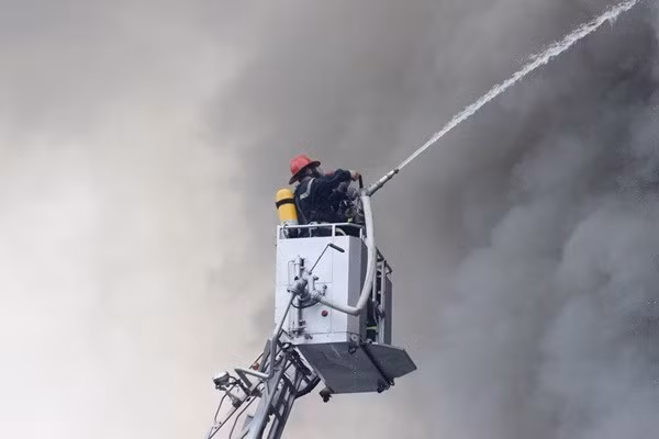 Toàn bộ dãy nhà hàng, quán karaoke trên đường Trần Thái Tông bị lửa thiêu trụi, các tài sản bên trong cũng bị hư hỏng. Do thiết kế của các quán bịt kín, chuồng cọp phía sau cũng bị hàn kín nên lực lượng chức năng rất khó khăn trong việc tiếp cận hiện trường.