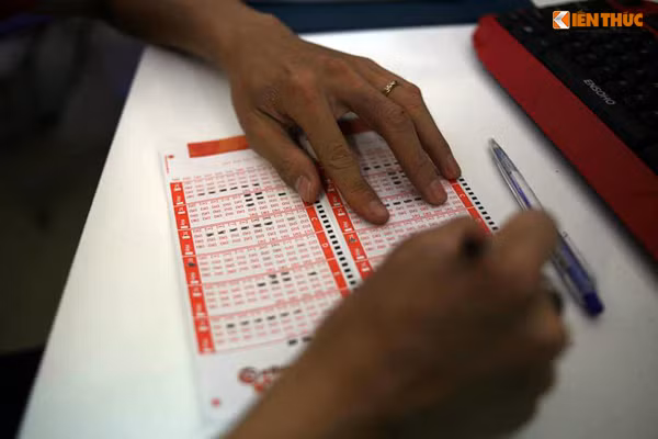 Được biết, ngoài vé số chọn ngẫu nhiên từ máy tính, người chơi còn thoải mái tự chọn số cho mình bằng cách tô vào những ô số mình ưa thích.