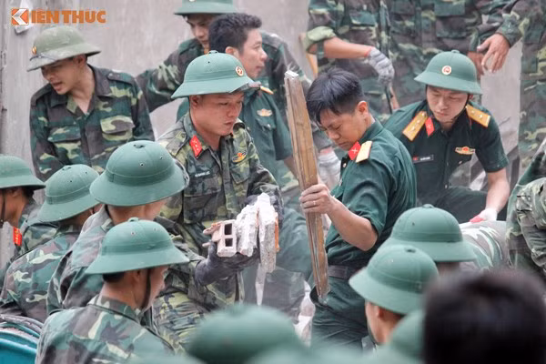  4. Sập nhà 4 tầng ở số 43 phố Cửa Bắc, Hà Nội. Khoảng hơn 3h ngày 4/8/2016, ngôi nhà 4 tầng ở số 43 Cửa Bắc (quận Ba Đình, TP Hà Nội) bất ngờ bị sập đổ hoàn toàn, vùi lấp nhiều người bên trong đang ngủ. Vụ sập nhà kinh hoàng ở 43 Cửa Bắc đã khiến hai người tử vong.