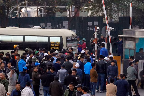 Khu vực cổng ra xe khách tại bến Mỹ Đình bị hàng trăm người bao vây.