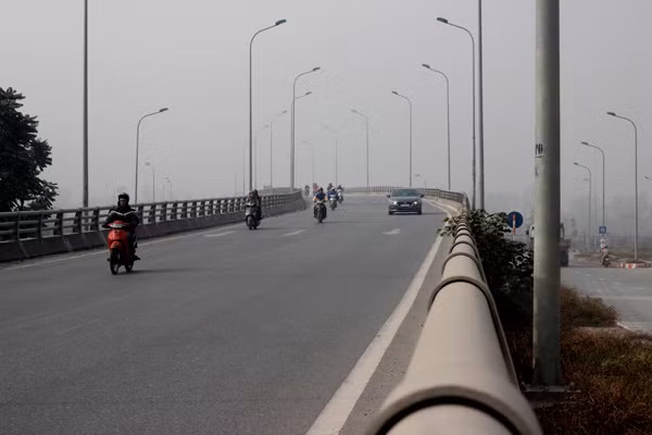 Nhiều phương tiện tham gia giao thông phải bật đèn chiếu sáng lúc di chuyển.