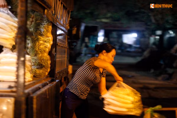 Công việc làm cho cơ thể nữ cửu vạn nóng lên khiến chị quên hết cảm giác lạnh.