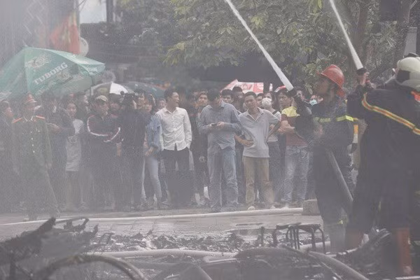 Ông Dương Cao Thanh - Chủ tịch Ủy ban nhân dân quận Cầu Giấy - cho biết: Chủ quán karaoke số 68 Trần Thái Tông là bà Nguyễn Diệu Linh (SN 1986, ở Văn Quán, Hà Đông, Hà Nội). Quán này được xác định là điểm khởi đầu xảy ra hỏa hoạn và quán chưa đủ điều kiện kinh doanh, nhiều lần đã bị các cơ quan chức năng nhắc nhở.