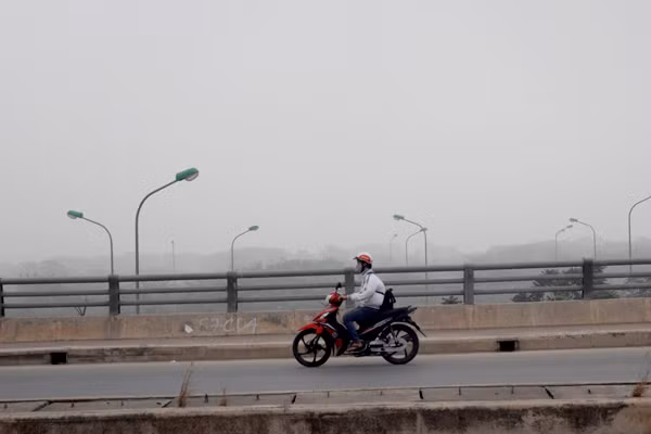 Phía xa không còn nhìn thấy gì, chỉ có chút mờ ảo.