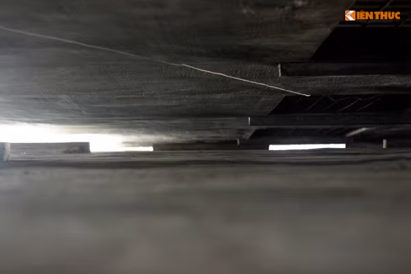 Khoảng cách của nhà số 35 và 41 càng lên cao càng sát vào nhau.