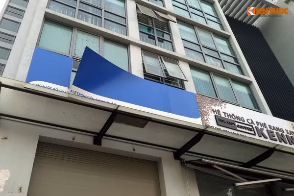 Trong khi đó bảng quảng cáo của một số cửa hàng đã bị hư hỏng nhưng chưa được sửa chữa, thay thế.