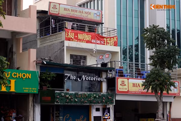 Ngay bên cạnh quán "cà phê hoa lá cành" là một quán bia được chủ quán căng thêm băng rôn dài với kích thước tương tự bảng hiệu.