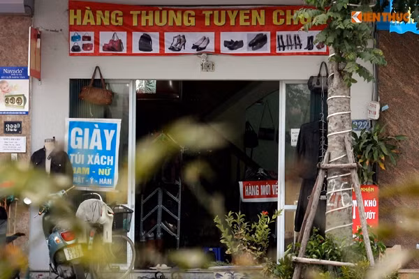 Tận dụng mọi góc có thể để vừa treo băng rôn, vừa treo sản phẩm vô cùng nhếch nhác, phản cảm