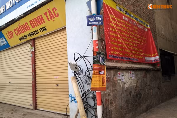 Băng rôn lớn, nhỏ được treo ngay sát mặt đường vô cùng lộn xộn.