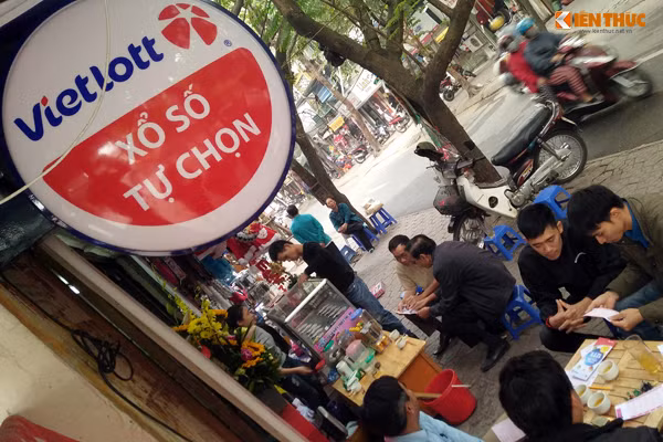 Tại điểm bán xổ số Vietlott trên phố Nghĩa Tân (Cầu Giấy), thỉnh thoảng mới có một vài người tìm đến để mua xổ số. Theo chủ đại lý thì máy in vé tại điểm bán chưa thể in được vé.