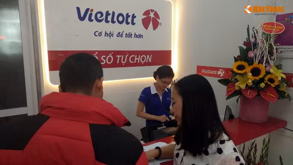 Điểm bán xổ số Vietlott trên phố Phan Văn Trường cũng khá ít khách đến mua.