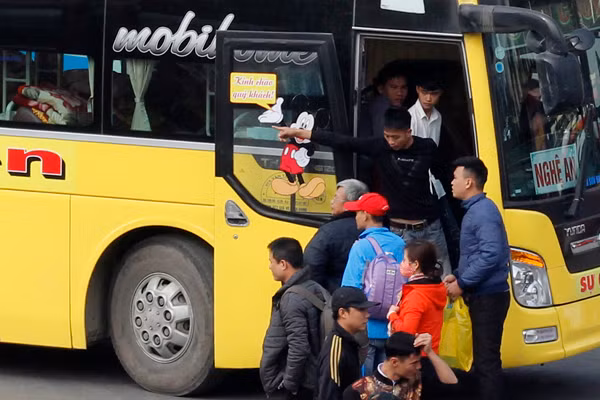 Dù đã trông thấy đúng chuyến xe quen thuộc về quê song hành khách đã bị một số nhà xe từ chối thẳng, không cho lên xe hoặc chỉ sang bắt xe khác. Các nhà xe đều nói thẳng với hành khách, do phản đối việc đổi tuyến nên họ làm thế.