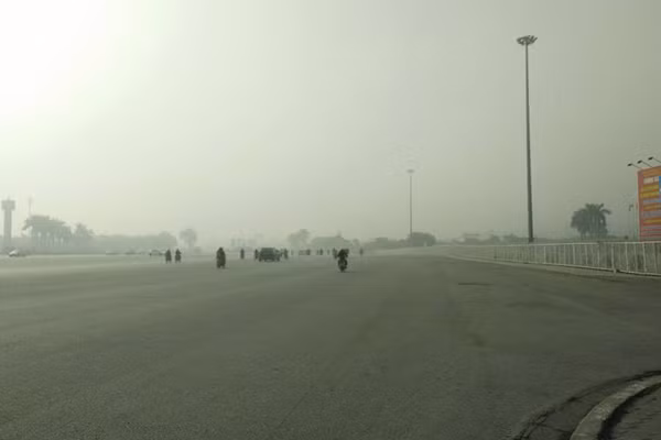 Đến gần 10h, hiện tượng sương mù mới bắt đầu giảm dần. Ảnh chụp trước cửa sân vận động Mỹ Đình.