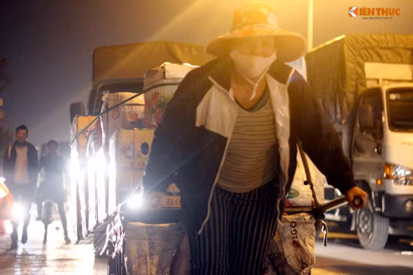 Gần 1h sáng ngày 17/12, nhiệt độ ngoài trời ở Hà Nội chỉ khoảng 13 độ, rét buốt, nhưng có không ít người lao động nghèo vẫn phải miệt mài với công việc mưu sinh.