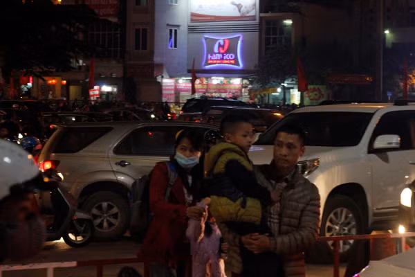 Nhiều người đi bộ khó khăn tìm lối thoát.