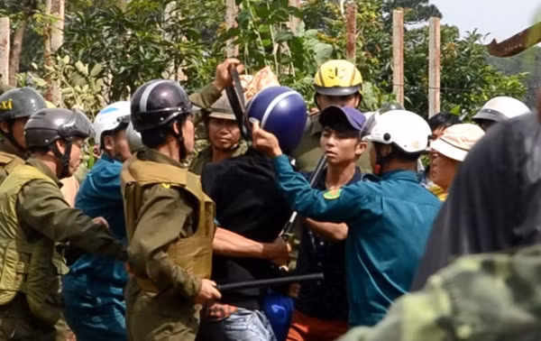 Chiều cùng ngày, ông Nguyễn Văn Huệ - Chủ tịch UBND xã Cư Pô - đã mời anh Hải đến UBND xã để xin lỗi và hứa sẽ xử lý vụ việc, còn các thiết bị tác nghiệp của anh Hải bị hư hỏng ông Huệ từ chối xử lý, với lý do phóng viên tác nghiệp không xin phép UBND xã.