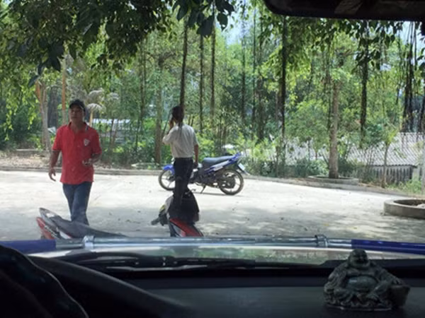 Trước sự hung hãn của nhóm người hành hung, các phóng viên đã ra UBND xã Trạm Thản để cầu cứu nhưng vẫn bị các đối tượng đuổi theo. Khi thấy các phóng viên ngồi cố thủ trong xe cầu cứu sự giúp đỡ của cơ quan chức năng thì nhóm đối tượng vẫn đứng bên ngoài chửi bới tục tĩu, lăng mạ và đe dọa. Chỉ đến khi Công an tỉnh Phú Thọ cùng các đơn vị nghiệp vụ công an có mặt và gọi nhóm bảo vệ lên làm việc thì họ mới chịu buông tha, đồng thời trả lại điện thoại, chân máy quay phim cho phóng viên.