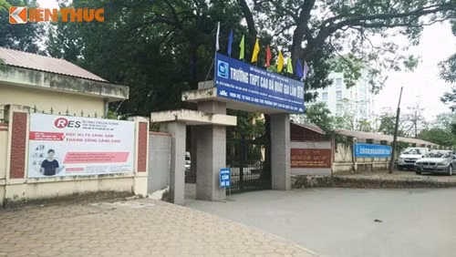 Ngày 7/11/2016, chị Trần Thị Thúy Quỳnh (trú tại phường Phúc Đồng, quận Long Biên, TP Hà Nội) cho biết, con chị là cháu Đinh T.P.M., đang theo học lớp 10A3 của trường THPT Cao Bá Quát (huyện Gia Lâm, TP Hà Nội), trong giờ học môn Hóa học có văng tục một câu nhưng bị cô giáo bộ môn xử phạt bằng cách để hai nam sinh tát liên tiếp vào miệng trước mặt các bạn học khiến dư luận xôn xao. Tinh thần của nữ sinh P.M. luôn trong trạng thái hoảng loạn, sợ hãi, xấu hổ mỗi khi bước chân đến trường buộc người nhà phải luôn đi kèm từ lúc xảy ra sự việc. Hơn nữa, người thân của nữ sinh M. rất bức xúc trước hình thức xử phạt học sinh theo kiểu “chợ búa” của cô giáo Huyền.