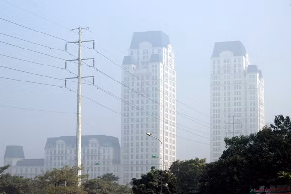 Các tòa nhà cao tầng ở khu đô thị mới trên đường Mễ Trì cũng chìm trong màn sương mờ ảo.