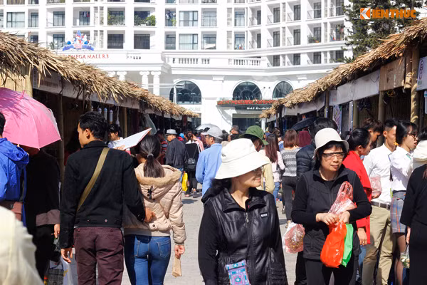 Sáng 1/12, hàng nghìn người dân Hà Nội ùn ùn kéo nhau đến quảng trường một trung tâm thương mại để được tận mắt ngắm, mua những sản phẩm đặc sản, đặc trưng của các vùng miền nước ta đang được bày bán trong hơn 200 gian hàng của "Hội chợ đặc sản vùng miền Việt Nam 2016".