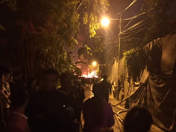 Tuy nhiên do khu vực cháy nằm sâu trong ngõ nhỏ và sát ngoài cánh đồng nên lực lượng chức năng tiếp cận đám cháy vô cùng khó khăn.