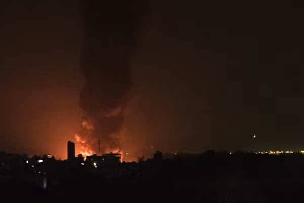 Theo các nhân chứng, vụ cháy bắt đầu xảy ra khoảng 20h30 cùng ngày. Thời điểm đó nhiều người dân bỗng dưng nhìn thấy cột khói đen bốc cao từ ngọn lửa cháy đỏ rực kèm theo những tiếng nổ rất lớn.