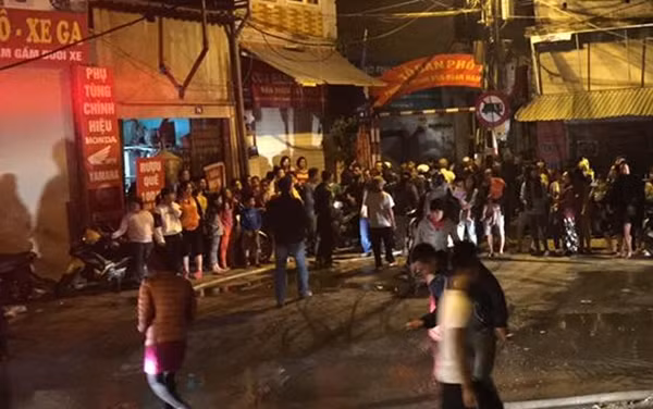 Đến khoảng 22h cùng ngày, ngọn lửa cơ bản đã được khống chế. Tuy nhiên do lửa cháy lớn đã khiến mái của nhà xưởng bị đổ sụp, nhiều người dân sống gần khu vực vô cùng hoảng loạn. Hiện nguyên nhân xảy ra vụ cháy đang được cơ quan chức năng điều tra, làm rõ.