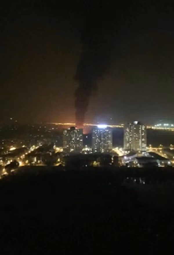 Mặc dù đêm tối nhưng quan sát từ xa nhiều người vẫn có thể trông thấy đám cháy, khói đen bốc cao lên bầu trời.