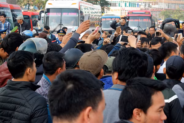 Việc một số nhà xe không đón chở khách vì phản đối việc điều chuyển tuyến khiến hàng trăm người bức xúc, kích động nên nhiều Công an, Thanh tra giao thông, CSGT cùng lực lượng quản lý bến xe Mỹ Đình được huy động tuyên truyền, xử lý.