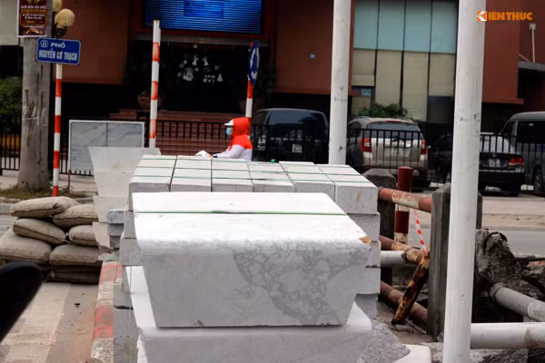 Các đống vật liệu xây dựng xếp ngổn ngang dọc tuyến đường Nguyễn Cơ Thạch.