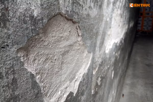 Liên quan đến sự việc, ngày 13/12, trao đổi với PV Kiến Thức, ông Nguyễn Hoàng Giang – Phó Chủ tịch UBND phường Thổ Quan (quận Đống Đa, Hà Nội) – cho biết: “Ngay sau khi tiếp nhận được thông tin về việc các ngôi nhà trong ngõ Trung Tả bị sụt lún, nghiêng gây nguy hiểm cho người dân, chúng tôi đã phối hợp với các cơ quan chức năng xuống hiện trường. Chủ hộ số 41 cũng đã đồng thuận phương án giao Chi cục Tiêu chuẩn đo lường chất lượng đến khảo sát, đánh giá độ nghiêng và tình trạng nguy hiểm. Chủ nhà 35 đồng ý phá dỡ, nhưng phía nhà số 33 do bên trong đang có hơn 10 nhân khẩu sinh sống nên họ chưa có sự thống nhất được giữa các thành viên và phối hợp với UBND phường để làm các thủ tục kiểm định. Chúng tôi sẽ tích cực tuyên truyền, giải thích cho các gia đình hiểu mức độ nguy hiểm của ngôi nhà để sớm có biện pháp xử lý kịp thời, đảm bảo an toàn cho mọi người”.