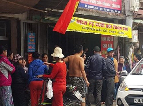 Người dân bàng hoàng sau khi chứng kiến cảnh tượng cô gái tử vong.