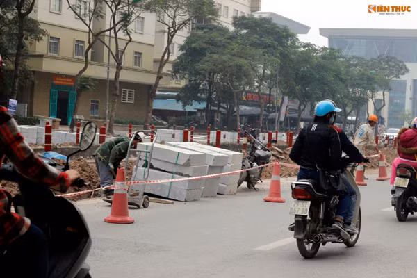 Các phương tiện di chuyển chậm mỗi khi lưu thông qua tuyến đường.