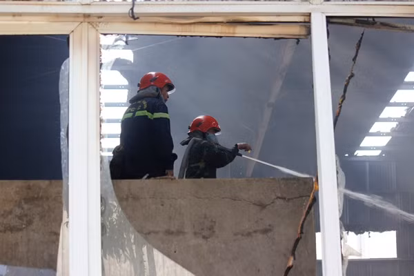 Như Kiến Thức đã đưa tin, khoảng 11h ngày 2/12, tại Công ty cổ phần Đồng Tháp (Khu công nghiệp Ngọc Hồi, huyện Thanh Trì, TP Hà Nội) xảy ra vụ hỏa hoạn, lửa bốc cháy dữ dội kèm theo khói đen dày đặc bao trùm toàn bộ kho hàng có diện tích khoảng 2.000 m2.