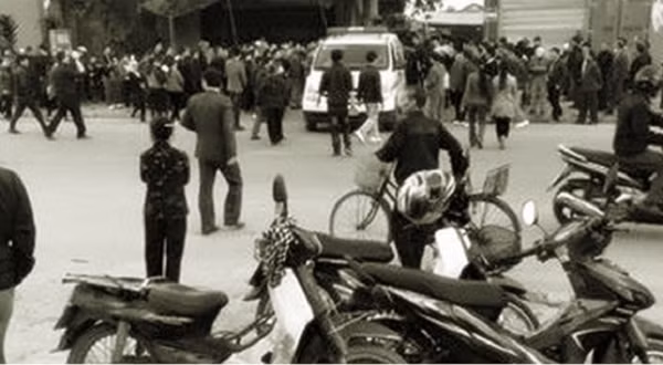 Chiếc xe tải đã kéo lê các xe máy đi hàng chục mét, làm 7 người gục dưới đất, bất tỉnh, máu chảy khắp người. Tai nạn làm cho 4 người tử vong, 3 người khác bị thương nặng. Trong đó, có một gia đình gồm 5 người thương vong.