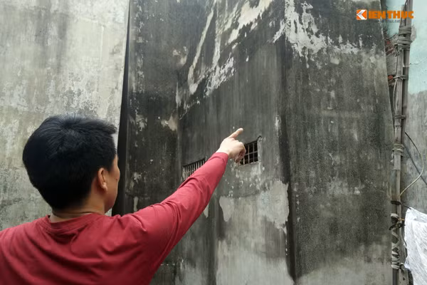 Trao đổi thông tin với PV Kiến Thức, anh Dương Hồng Hiệp (nhà số 39, nằm giữa nhà số 35 và 41 cũng vô cùng sợ hãi. Anh Hiệp cho hay: “Chúng tôi rất sợ vì chẳng biết các nhà bị lún nghiêng đổ lúc nào. Chỉ mong các cơ quan chức năng sớm vào cuộc xử lý để đảm bảo an toàn cho chúng tôi, cũng như người đi đường di chuyển qua đây”.