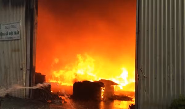 Chay lon, lua boc du doi tai KCN Ngoc Hoi, Ha Noi