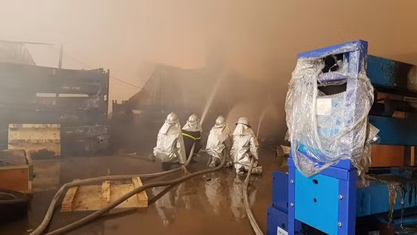 Sau đó ít phút, lực lượng Cảnh sát PCCC khẩn trương đến hiện trường để dập lửa. Có ít nhất 20 xe cứu hỏa chuyên dụng được huy động đến hiện trường, phối hợp với các đơn vị chức năng cứu hỏa.