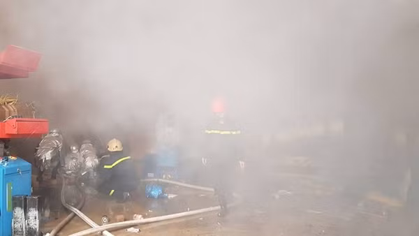 Cảnh sát nỗ lực phun nước dập lửa, khói từ bên trong đám cháy bay ra mù mịt. Đến khoảng 11h45 cùng ngày, ngọn lửa vẫn chưa có dấu hiệu tắt hẳn.