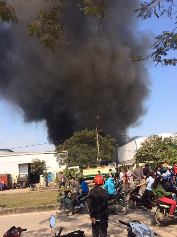 Do vụ cháy xảy ra bất ngờ, lửa lan nhanh và bốc cháy dữ dội nên nhiều người vô cùng hoảng loạn.