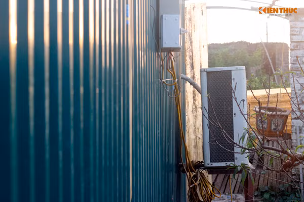 Ông Hàm cho hay, thường thì đàoThất Thốn thích thời tiết lạnh có nhiều sương lạnh nhưng những ngày này thời tiết Hà Nội lại nắng ấm nên gia đình phải lắp 5 chiếc điều hòa vận hành liên tục, cùng với các bóng đèn để chỉnh cho đào Thất Thốn nở hoa đúng dịp Tết Nguyên đán Đinh Dậu 2017.