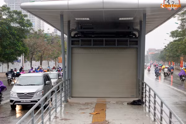 Dự án xe buýt nhanh (BRT) Hà Nội được đầu tư với tổng số trên 1.100 tỷ đồng, bằng vốn vay Ngân hàng Thế giới (WB) và Việt Nam góp vốn đối ứng bằng chi phí giải phóng mặt bằng. Đây là dự án quan trọng trong việc hoàn thiện mạng lưới giao thông đô thị Hà Nội, nâng cao năng lực vận tải hành khách công cộng trên địa bàn Thủ đô. Sau một năm chậm tiến độ thì đến chiều 29/11, tại buổi họp giao ban báo chí Thành ủy Hà Nội, đại diện Sở GTVT Hà Nội Hà Huy Quang cho biết, xe buýt nhanh sẽ chính thức được vận hành thử vào ngày 15/12.